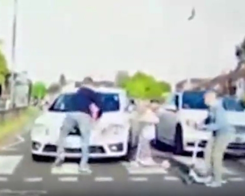 英國一名莽駕者斑馬線抽頭cut線險撞5歲女，幸英勇爸爸以身擋車。(網圖)