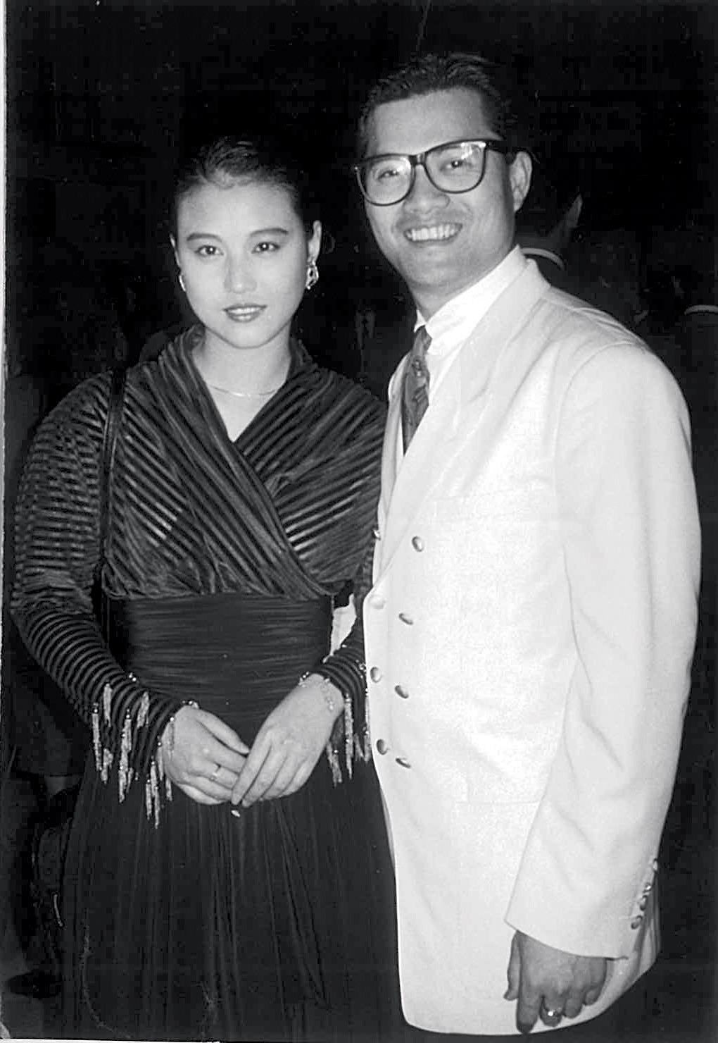 吕良伟、周海媚1986年拍《小岛风云》挞着，两年后到美国「秘婚」，不过原来当年吕良伟搞乌龙，两人只有登记，并未正式注册结婚。
