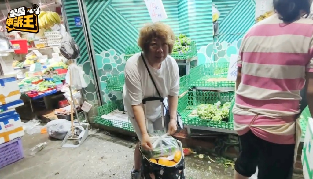 有女街坊更以5元低價購入大量蔬菜。 有女街坊更以5元低價購入大量蔬菜。