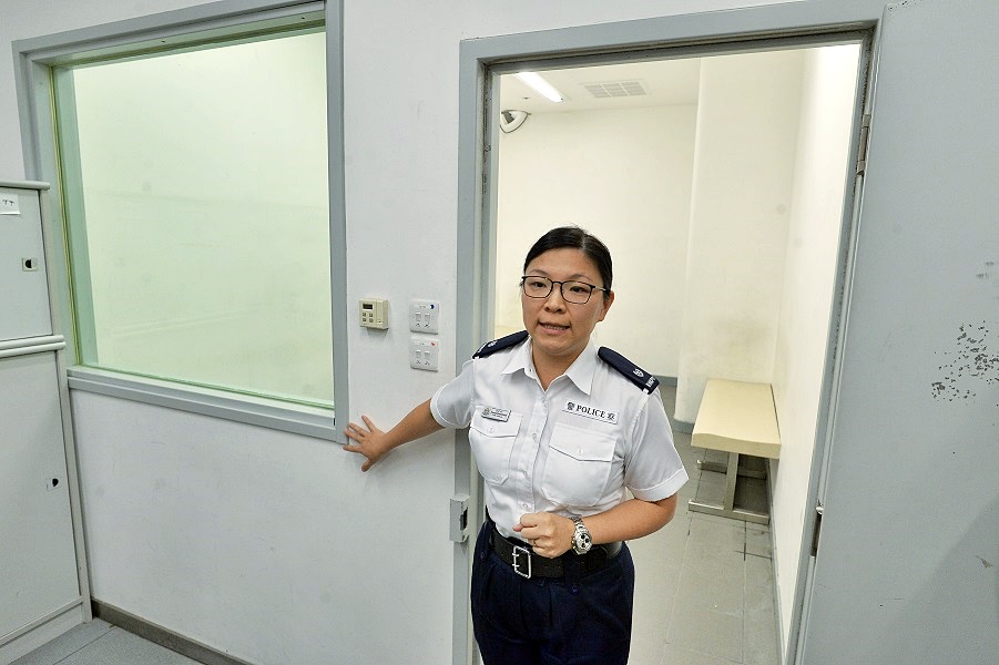 警方將落實羈留室裝冷氣與強化纖維玻璃幕牆一體化。郭顯熙攝