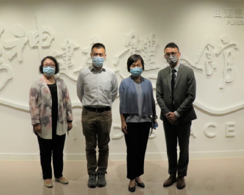 劉鳴煒與蔡若蓮、鄧婉雯及馮品聰參觀精神健康體驗館。政府新聞處圖片