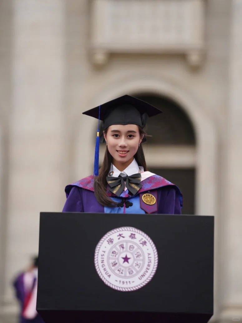 四房千金何超欣有美貌又有智慧，除了是美國麻省理工學院（MIT）雙學位畢業生，更是清華大學中國公共政策碩士。