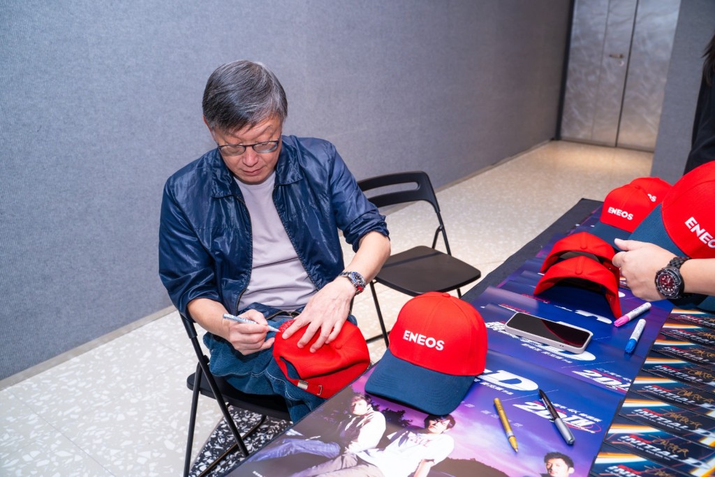 導演與觀眾玩遊戲,送出周杰倫戲中常戴的油站員工帽,劉偉強簽名簽到手軟。 導演與觀眾玩遊戲,送出周杰倫戲中常戴的油站員工帽,劉偉強簽名簽到手軟。