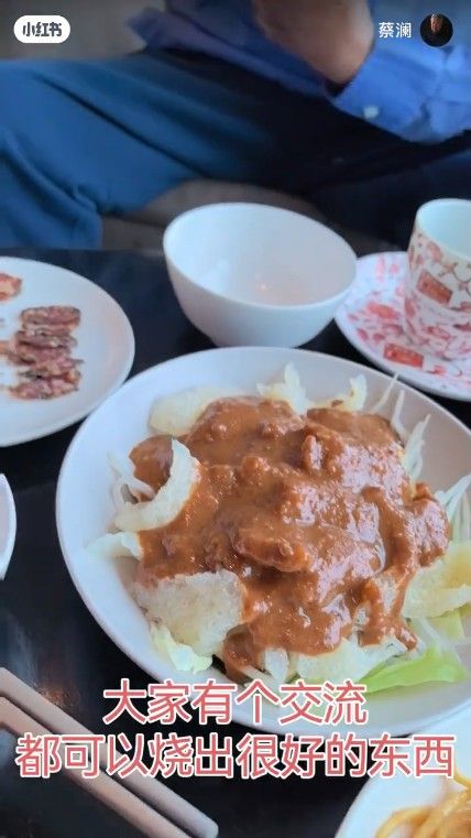 蔡澜面前的海鲜羊肉炒油面、印尼传统沙律加多加多均睇得又食得，卖相媲美餐厅水准。