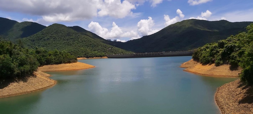 大潭篤水塘水位下降，露出黃土。facebook群組「香港初級行山群組」網民William Lam圖片