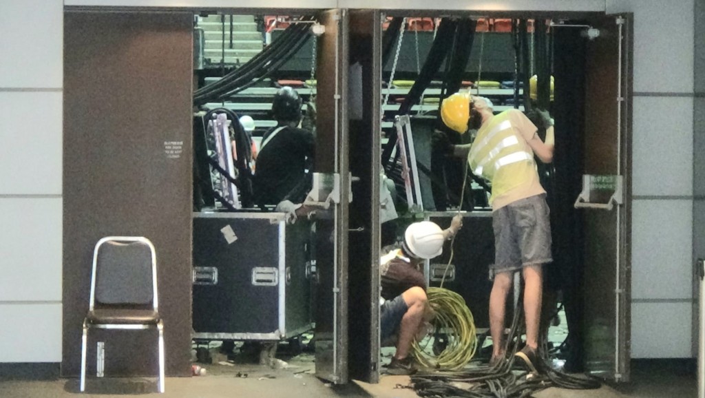 工作人員拆卸紅館內舞台鋼纜。