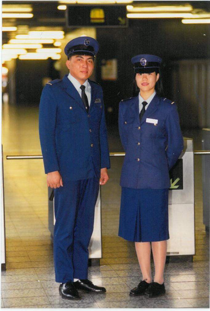 通車初期，車站職員身穿藍色為主調的制服。港鐵提供