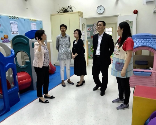 楊潤雄(右二)今早到石蔭邨探訪中華基督教會上水堂主蔭幼稚園。楊潤雄fb