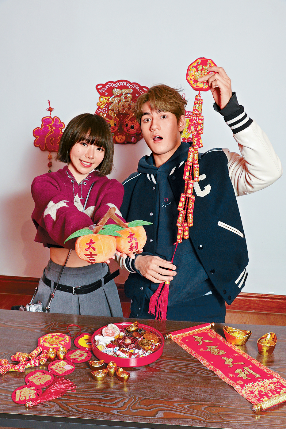 兩人拍檔布置新年全盒，大放笑彈。