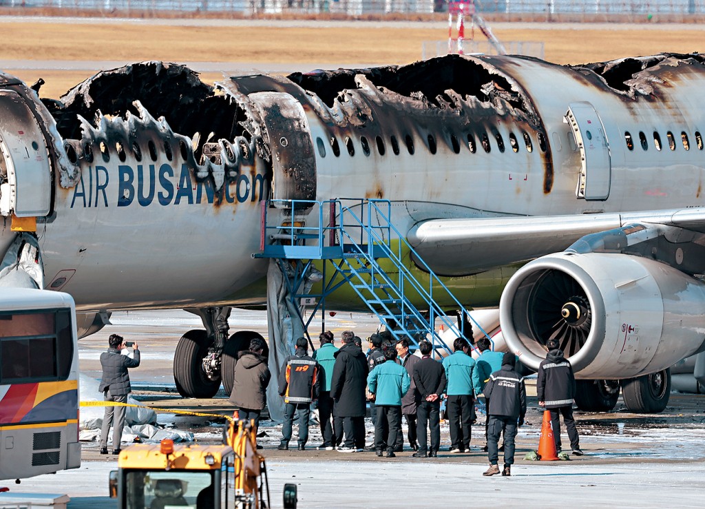 釜山航空客機起火事故翌日，政府官員等到機場視察。