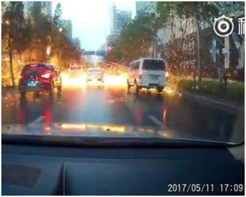 和平大街出現滿地火花。片段截圖