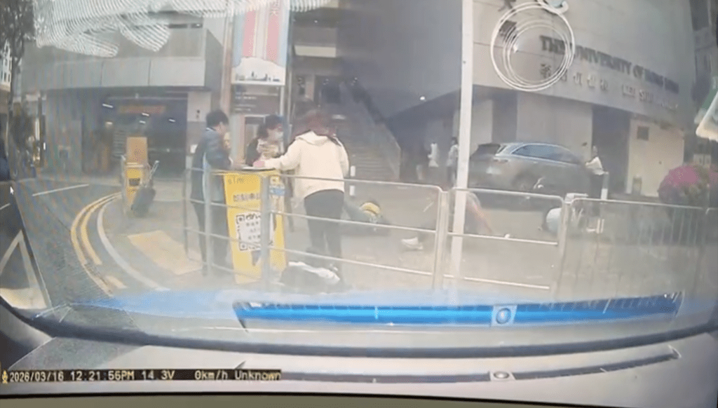 多名途人被撞至飛起，人仰馬翻。網片截圖