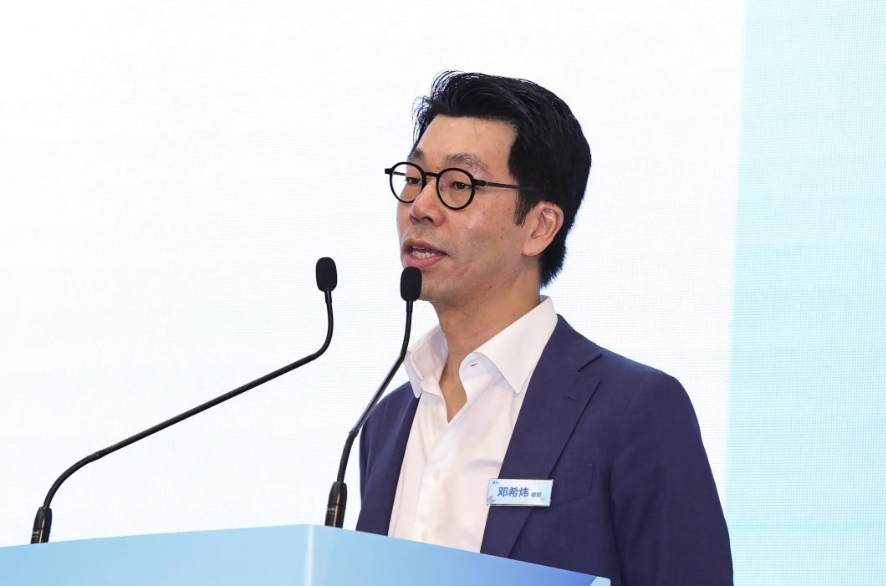 香港大學協理副校長(環球事務)兼港大經管學院副院長(對外事務)鄧希煒教授認為,企業出海策略已從「中國+1」轉為「美國+1」。 香港大學協理副校長(環球事務)兼港大經管學院副院長(對外事務)鄧希煒教授認為,企業出海策略已從「中國+1」轉為「美國+1」。