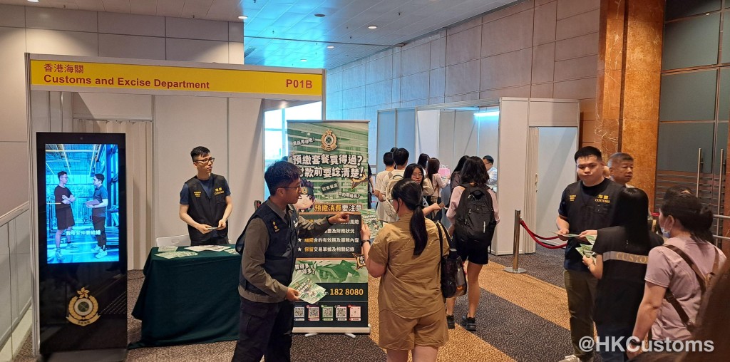 海關宣傳隊向蒞臨展覽市民派發宣傳單張。海關FB 海關宣傳隊向蒞臨展覽市民派發宣傳單張。海關FB