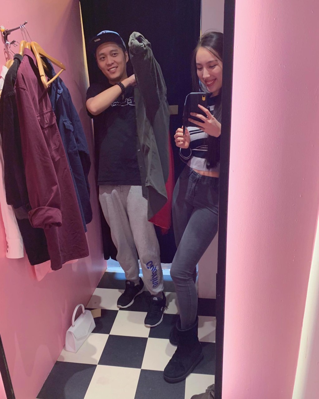 可見兩人關係非淺。 可見兩人關係非淺。
