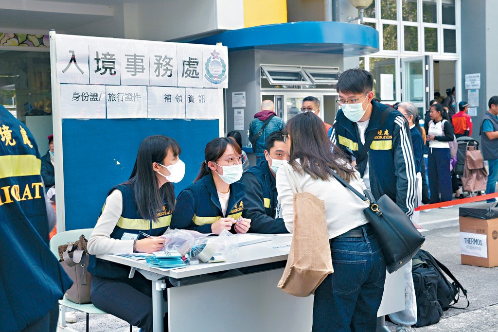 入境處派員到大埔9個臨時庇護中心，為受大埔火災影響而有需要補領身份證或護照等個人證件的居民預先登記。