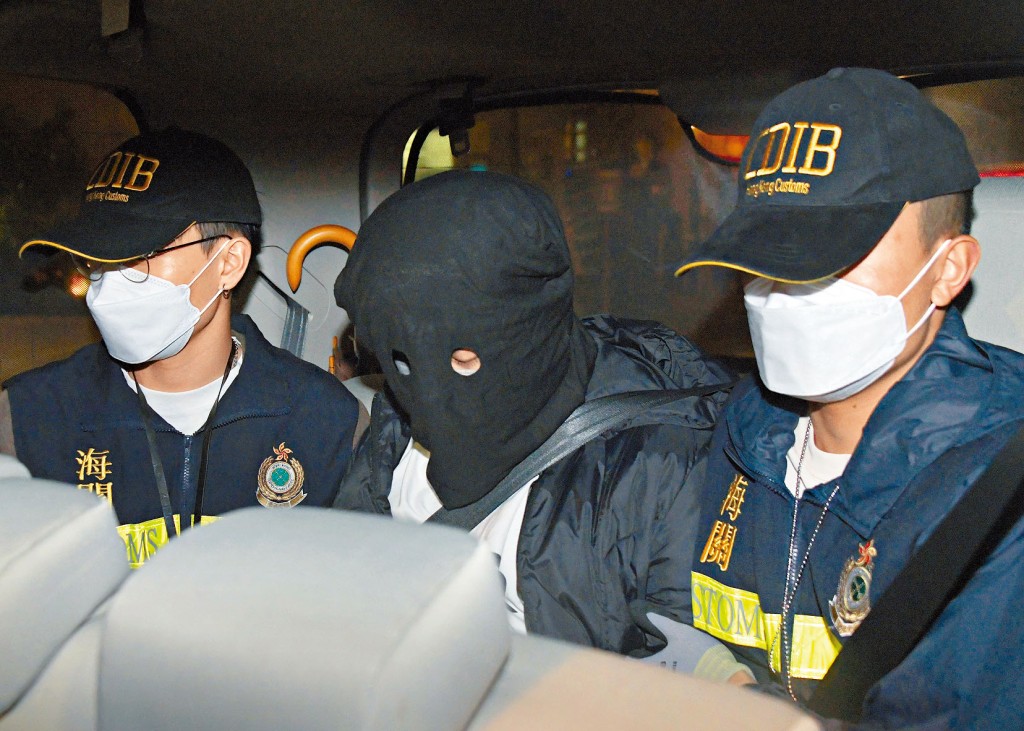 在製毒工場被捕的疑犯由關員押走。下圖:海關展示檢獲的毒品及製毒工具。