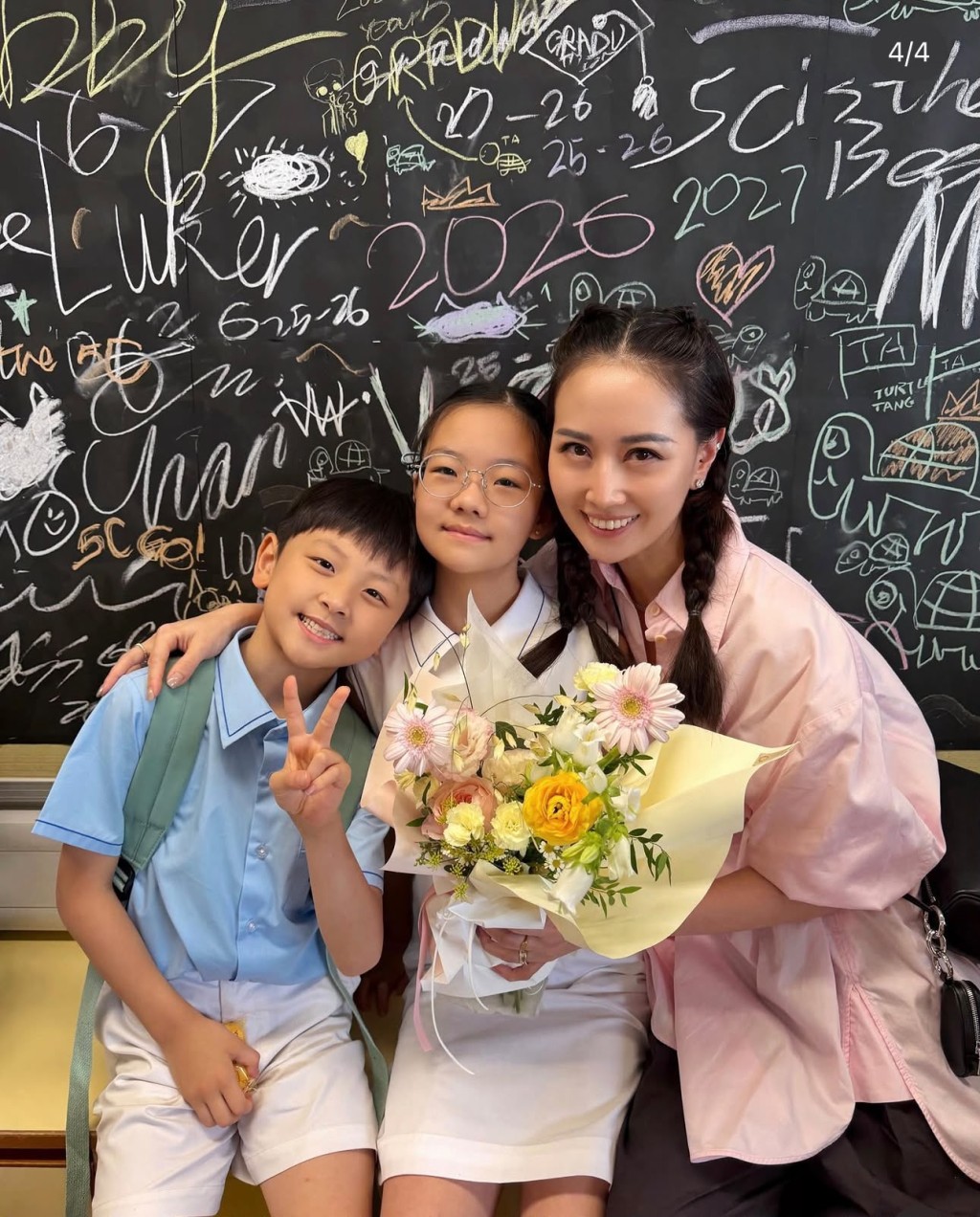 譚俊彥愛女（中）小學畢業。