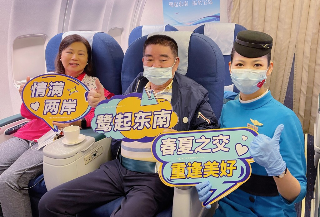 乘客乘坐福州至台北復航首航航班。中新社