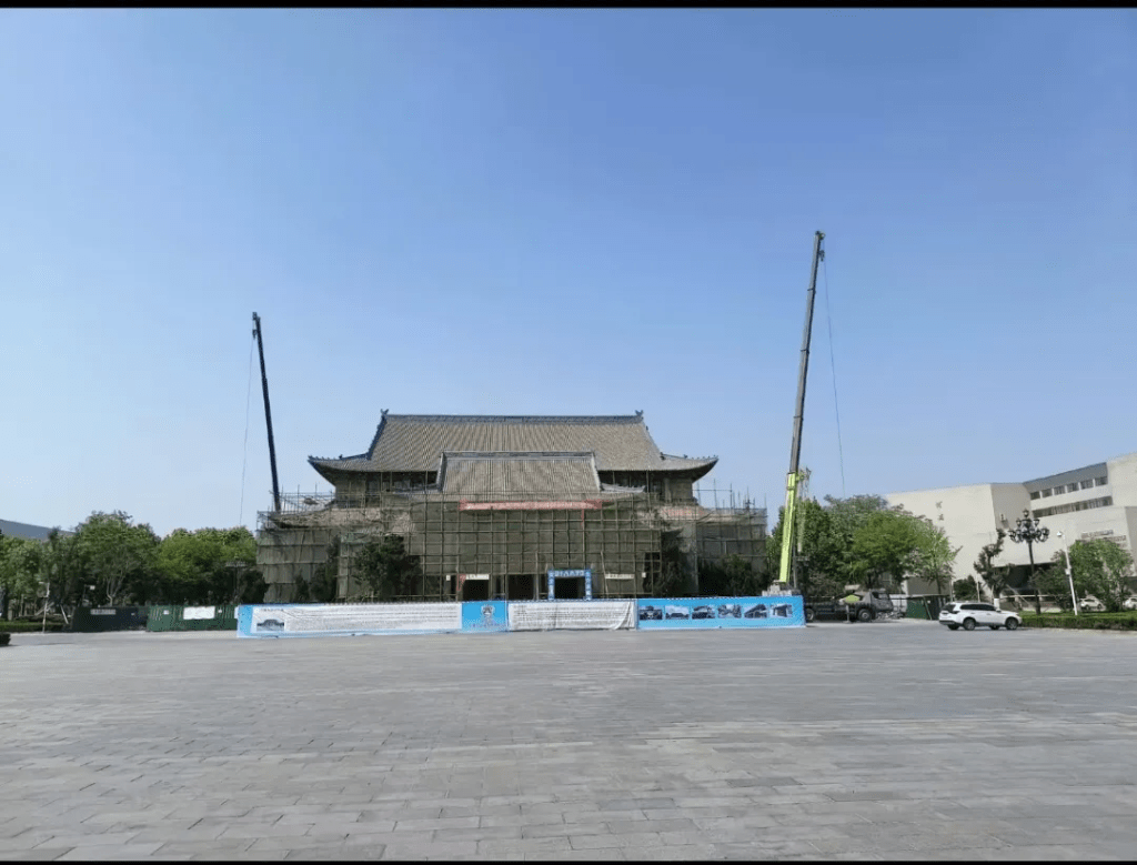 本次著火的河南大学大礼堂好像正在装修，这是网友发布5月1日拍摄的照片。