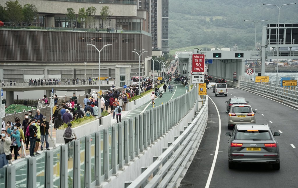 一連兩日大批車輛及市民使用將藍隧道。