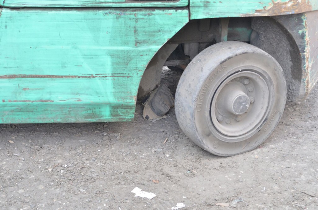 一名搬貨工人被鏟車撞斃。