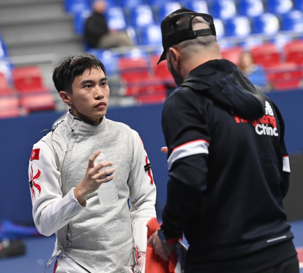 李逸朗在比賽中聽取教練意見。照片由香港劍總提供