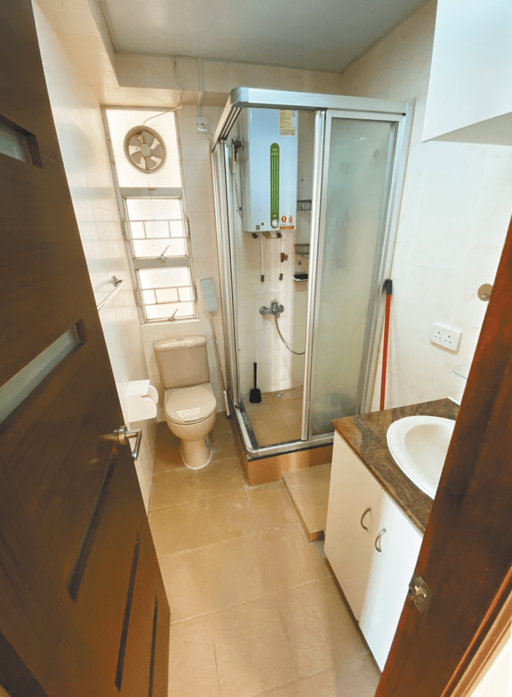 浴室為明廁設計，保養不錯，備淋浴設施。