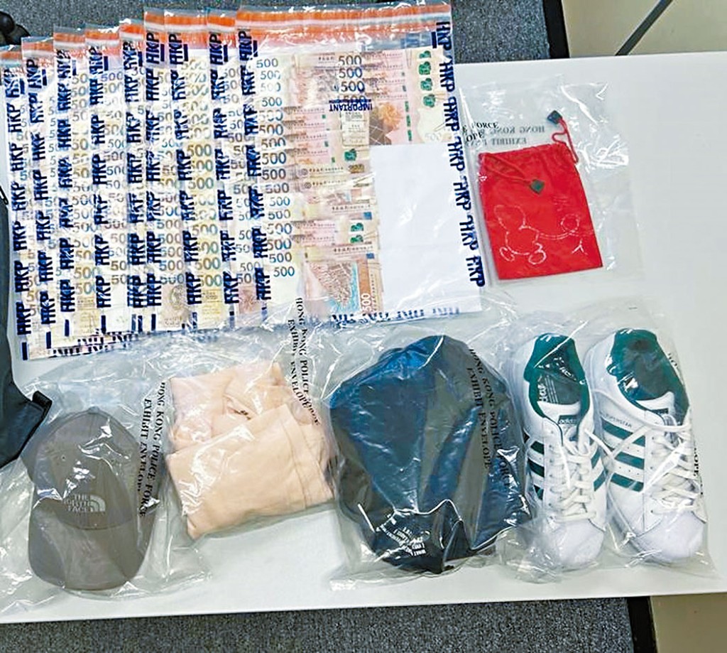 警方檢獲部分騙款及疑犯犯案時所穿衣物。