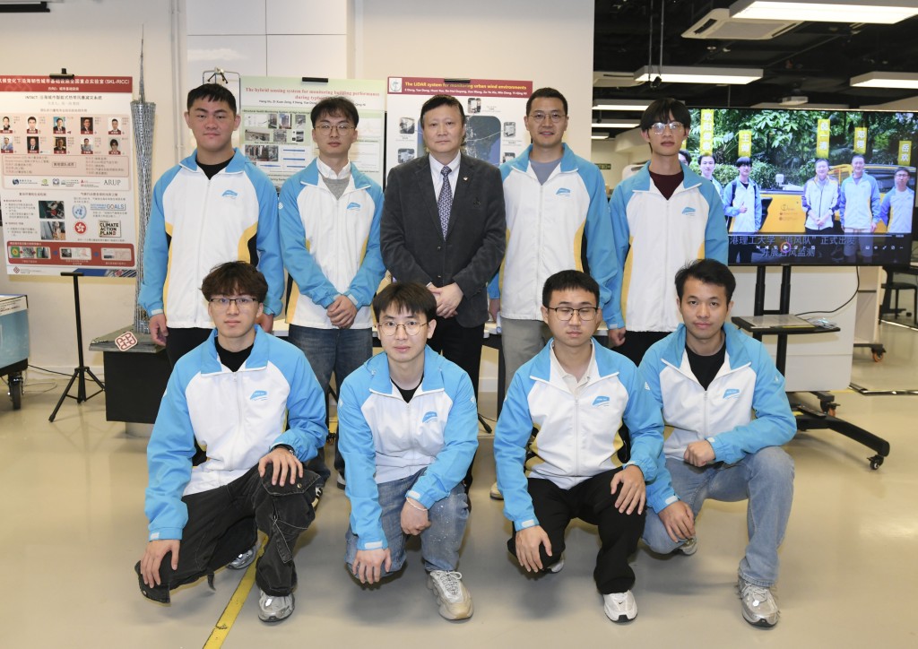 倪一清（后排中）的研究团队有多名成员，包括刘新源（后排左一）、欧阳德惠（后排左二）、邓锷（后排右二）、王剑（后排右一）、曾子玄（前排左一）、杜航（前排左二）、岳欢（前排右二）及邓敏（前排右一）。何君健摄