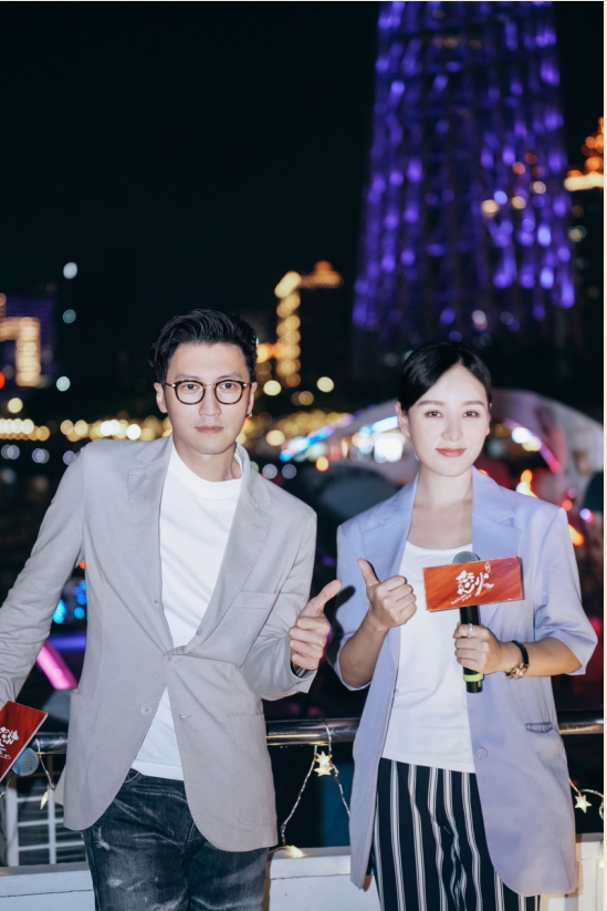 謝票過後，兩人又現身珠江夜遊活動。