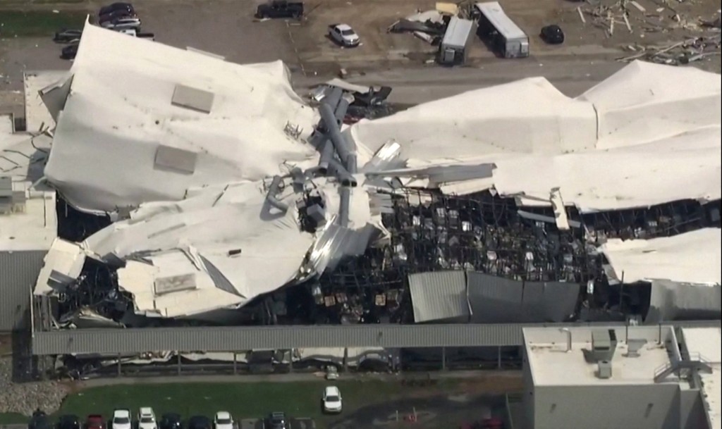 北卡州洛矶山城辉瑞药厂损毁严重，屋顶倒塌，并露出内部的钢筋。路透社