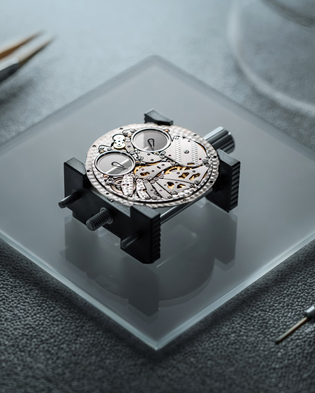 新錶不設錶冠，調校時間和上鏈需將腕錶安裝在碳纖維上鏈盒，以專用上鏈鎖匙插入底蓋的兩個插槽來處理。