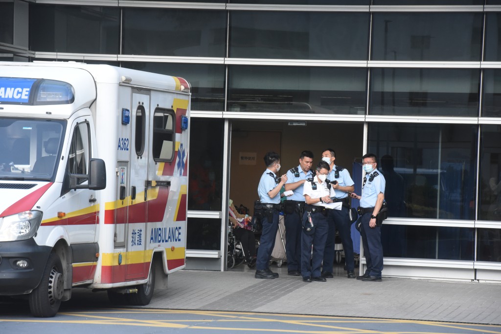 49歲消防員邱耀文送北大嶼山醫院搶救，惜告不治。黃文威攝