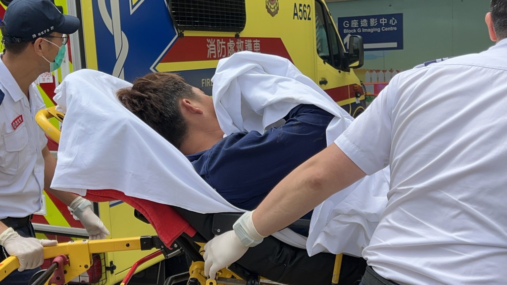 受傷工人清醒,由救護員送院。 受傷工人清醒,由救護員送院。