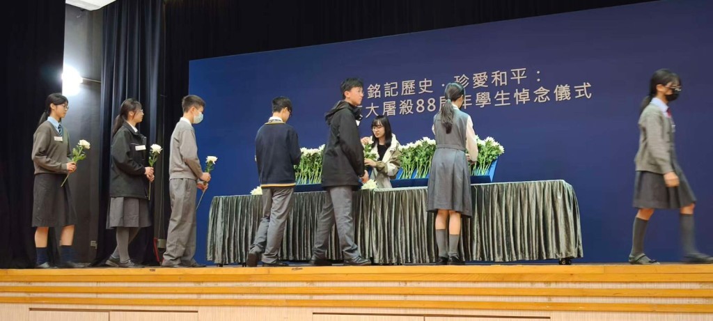 學生輪流上台為南京大屠殺死難者獻花。國史教育中心(香港)提供 學生輪流上台為南京大屠殺死難者獻花。國史教育中心(香港)提供