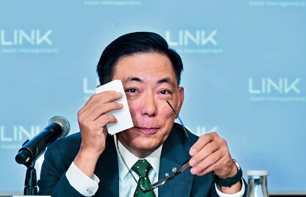 王國龍回顧過去在領展的工作時，兩度哽咽落淚。