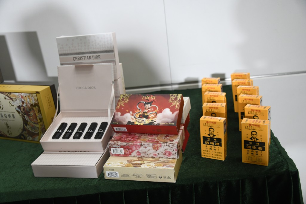 海關檢獲多盒假月餅及3700件冒牌物品，約值100萬元。