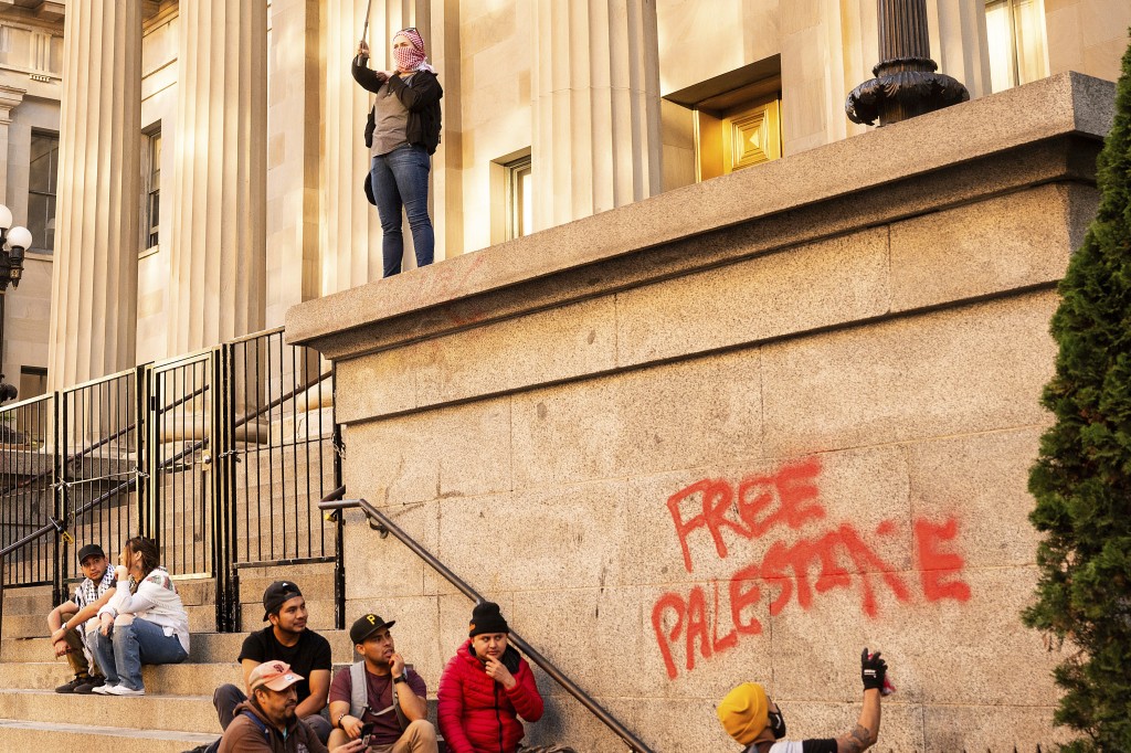 有示威者在外墙上喷上解放巴勒斯坦的口号。美联社