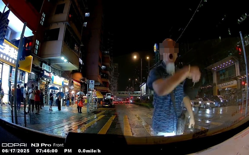 現場為深水埗欽州街與長沙灣道一燈位,樓 主上載的車cam短片長約44秒,畫面左下角 顯示的時間為6月17日晚上7時45分左右。 fb「車cam L(香港群組)」截圖 現場為深水埗欽州街與長沙灣道一燈位,樓 主上載的車cam短片長約44秒,畫面左下角 顯示的時間為6月17日晚上7時45分左右。 fb「車cam L(香港群組)」截圖