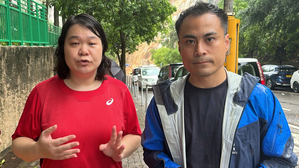 東區區議員郭偉強與工聯會社區幹事吳清清親到山泥傾瀉現場視察。劉漢權攝 東區區議員郭偉強與工聯會社區幹事吳清清親到山泥傾瀉現場視察。劉漢權攝