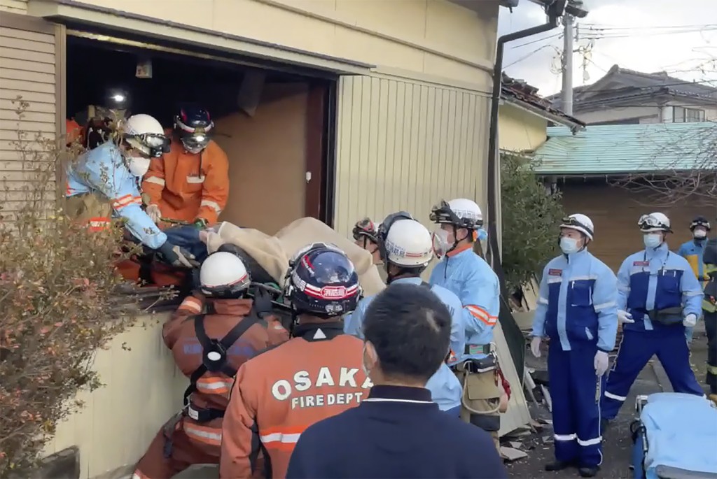 日本石川县轮岛市一处毁损2层楼民宅一名受困8旬老妇4日下午获救，奇蹟生还。 美联社