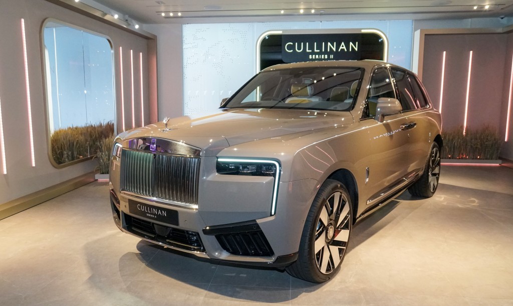 勞斯萊斯Rolls-Royce Cullinan Series II香港開售：勞斯萊斯在Cullinan成功基礎上精益求益，推出融入多項全新技術與材質，設計與工藝更細膩的Cullinan Series II，令這顆巨鑽散發更閃耀光芒。