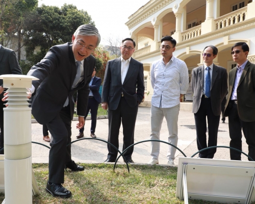 楊偉雄參觀香港天文台總部。