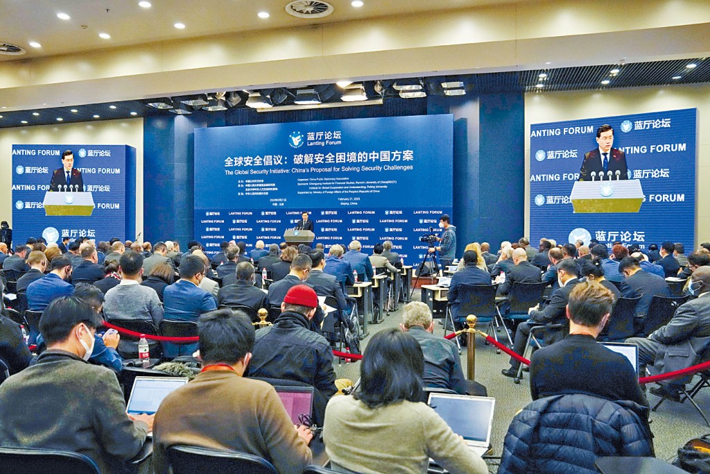 外国使节及中外记者出席发布会。