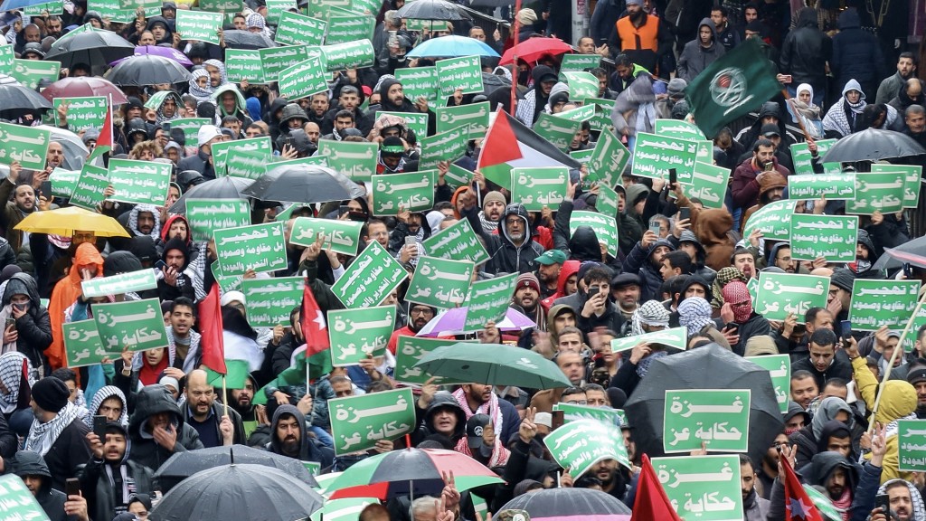 約旦安曼示威者周四遊行撐加沙巴勒斯坦人，並譴責英美對也門施襲。 路透社