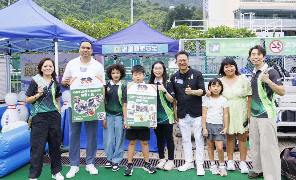 第一屆畢業的兩位「關愛大使」協助推廣海關義工隊將會在今年暑假舉行的「關愛大使計劃2.0」。香港海關FB圖片 第一屆畢業的兩位「關愛大使」協助推廣海關義工隊將會在今年暑假舉行的「關愛大使計劃2.0」。香港海關FB圖片