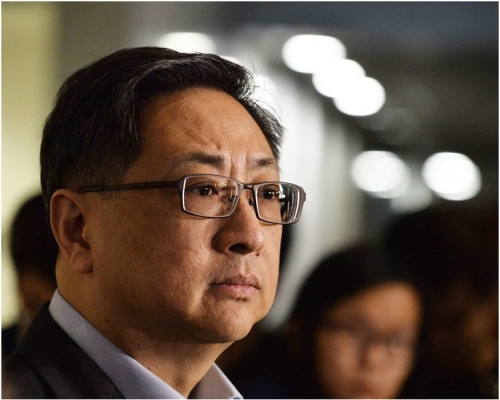盧偉聰在灣仔警察總部會見傳媒。