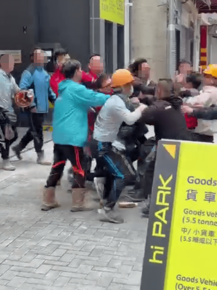 雙方繼而扯衫扭鬥,街頭混戰。 雙方繼而扯衫扭鬥,街頭混戰。