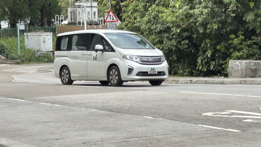 政府AM車牌白色七人車離開殮房。蔡楚輝攝